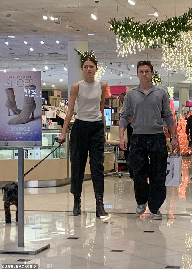 Depois de uma maratona de compras de sucesso, o ator inglês foi fotografado com uma sacola Nordstrom na mão enquanto ele e Zendaya saíam