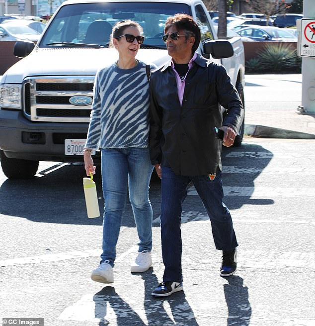 Sua amada optou por um look mais casual, vestindo suéter estampado azul e calça jeans