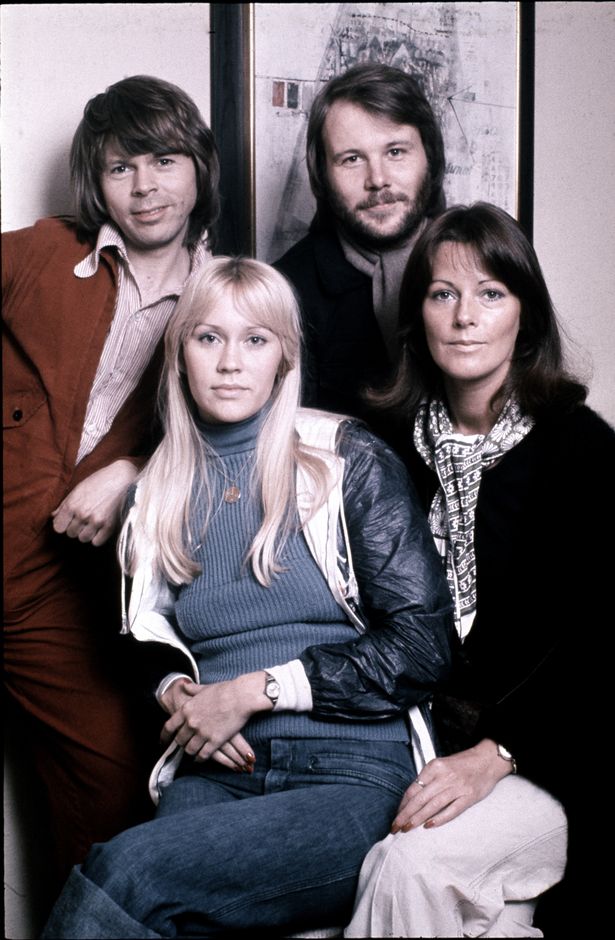 Grupo pop sueco Abba em Estocolmo, abril de 1976. No sentido horário, do canto superior esquerdo, Bjorn Ulvaeus, Benny Andersson, Anni-Frid Lyngstad e Agnetha Faltskog