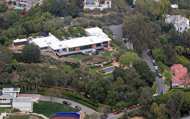 A mansão de Bel Air de Jennifer Aniston foi supostamente atingida por um motorista bêbado, que dirigiu para um meio -fio e destruiu algumas de suas plantas