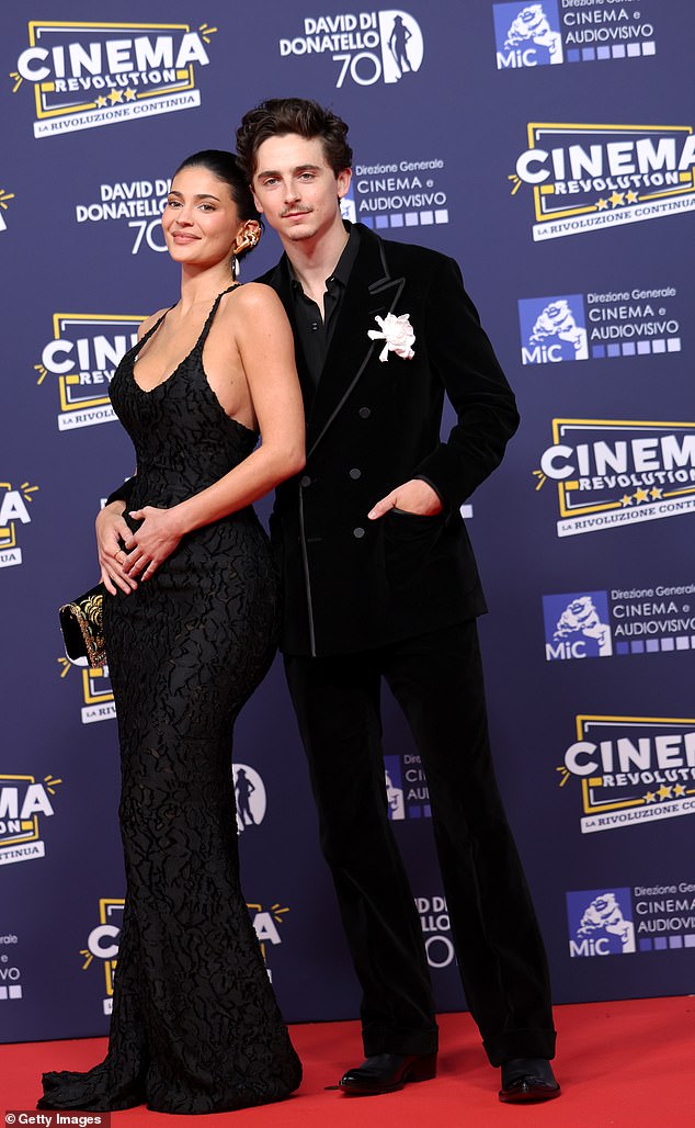 Enquanto isso, a linguagem corporal e o estilo de Timothee