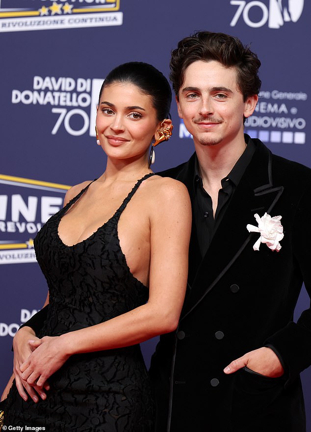 A estrela do reality show e o ator de Dune acompanharam o tapete juntos pela primeira vez em uma fotocall para a 70ª cerimônia de David Di Donatello em Roma, depois de dois anos de namoro