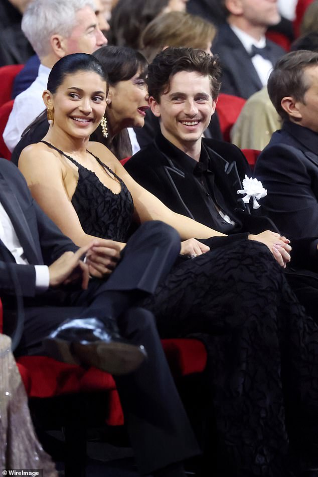 Kylie mostrou suas curvas de cair o queixo em um vestido preto que se aconchegava até Timothee