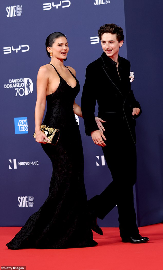 As interações do casal no tapete mostraram que Kylie era 'menos pegajoso', de acordo com o especialista em linguagem corporal Judi James, que falou exclusivamente com DailyMail.com