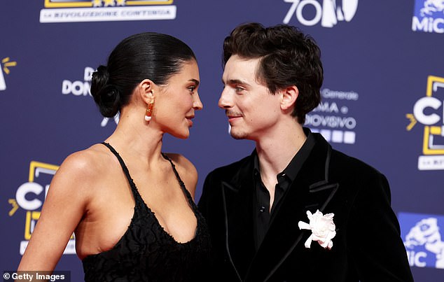 Judi observou que seu momento de contato visual no tapete vermelho produziu uma expressão 'estranha' do ator que parecia 'mais com um olhar do que um rosto de rosto "olhar de amor"'