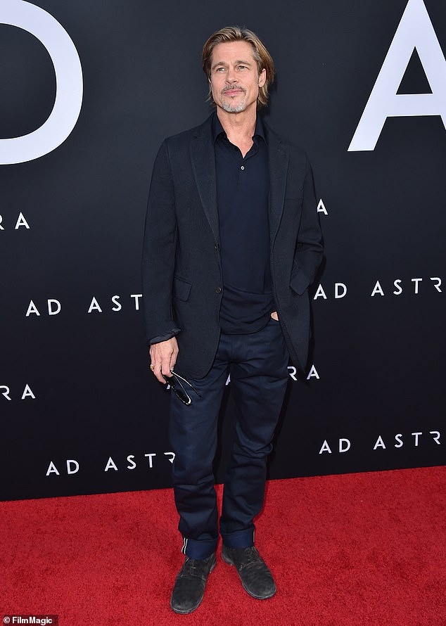 Pitt ficou casado para Jolie de 2014 a 2019 e foi casado com Aniston de 2000 a 2005. Agora ele data de Ines de Ramon; visto em 2019