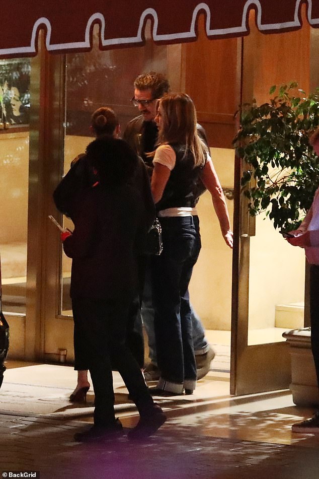 Pascal e Aniston provocaram rumores de romance depois que foram vistos saindo do bar da Tower no Sunset Tower Hotel, em West Hollywood, no sábado.