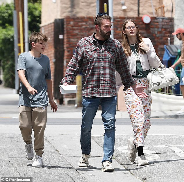 O bebê Nepo Violet foi visto carregando uma bolsa vintage Marc Jacobs Stella enquanto ela passeava com o pai Ben, 52 anos ou mais, irmão mais novo Samuel, 13