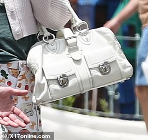 A bolsa - lançada pela primeira vez em 2004 - está disponível em revenda por entre US $ 200 e US $ 300
