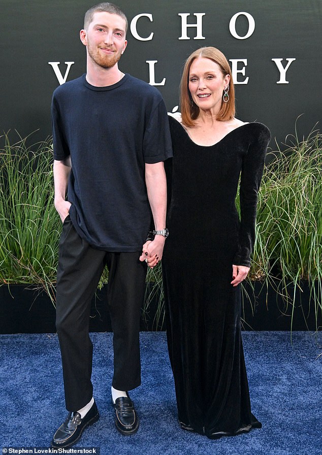 Julianne participou da gala no braço de seu filho casualmente vestido Caleb Freundlich, que seguiu seus passos no showbiz e se tornou cantor e compositor