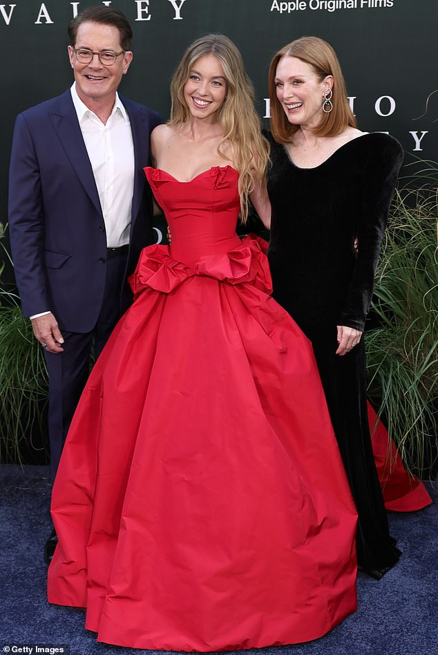 Sydney e Julianne também se reuniram para uma foto de grupo com sua co-estrela Kyle Maclachlan, que interpreta o marido do personagem de Julianne